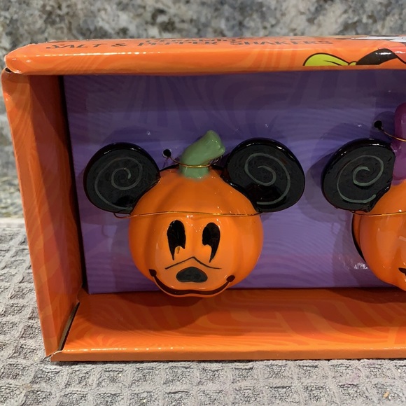 Disney Mickey and Minnie Ceramic Salt and Pepper Shakers - Picture 2 of 5